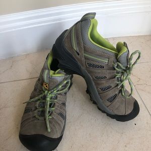 Keen Women’s Voyageur Trial Hiking Shoes. Size 8 Brown/Green color.